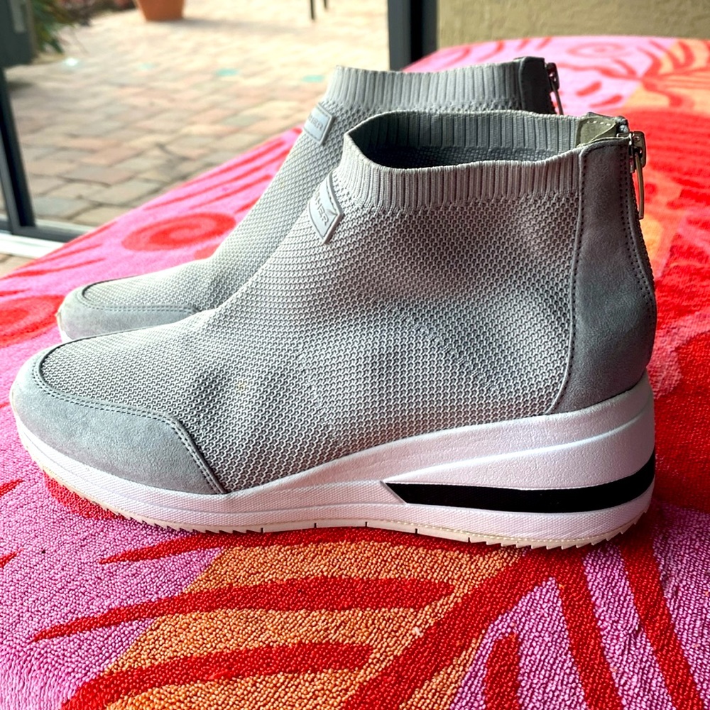 Marc Fisher muscling women’s wedge sneakers. Stretch,Gray size 9. Suede trim.